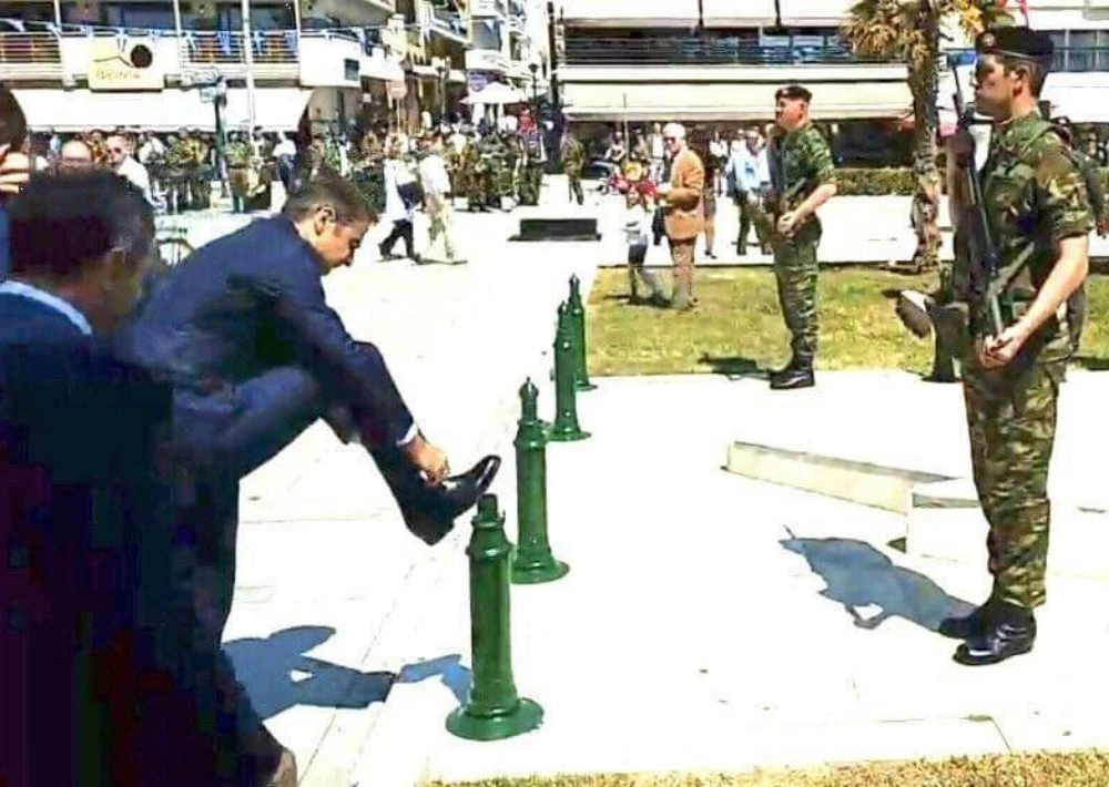 Επικό «φάουλ» από τον Πρόεδρο της ΝΔ – Ο φαντάρος προσοχή, ο Μητσοτάκης… στα κορδόνια του – Βίντεο-ντοκουμέντο